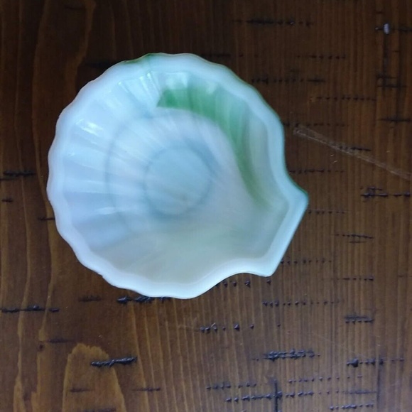 Vintage Akro Agate  Seashell Shape  Dish ￼Green Ombre Ashtray, Jewelry Holder - Picture 4 of 8